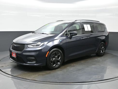 Used 2021 Chrysler Pacifica Touring w/ Uconnect Theater Family Group image 2