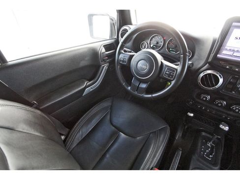 Used 2017 Jeep Wrangler Unlimited Rubicon w/ Connectivity Group AWD/4WD image 9