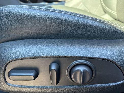 Used 2023 GMC Terrain SLT image 16