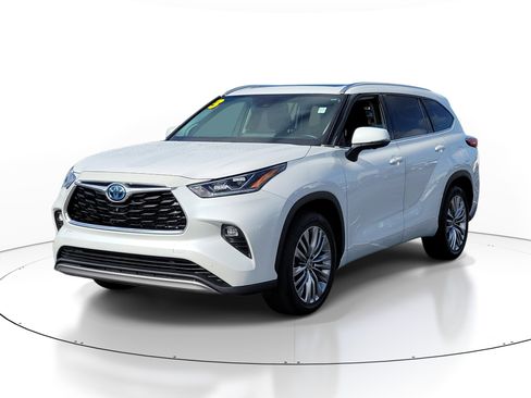 Used 2023 Toyota Highlander Platinum FWD image 3