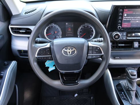 Used 2020 Toyota Highlander L FWD image 27