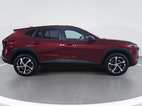 Used 2024 Chevrolet Trax RS FWD image 2