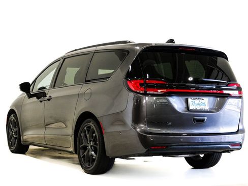 Used 2023 Chrysler Pacifica Touring-L w/ S Appearance Package FWD image 8