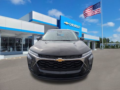 Used 2025 Chevrolet Trax LS image 2