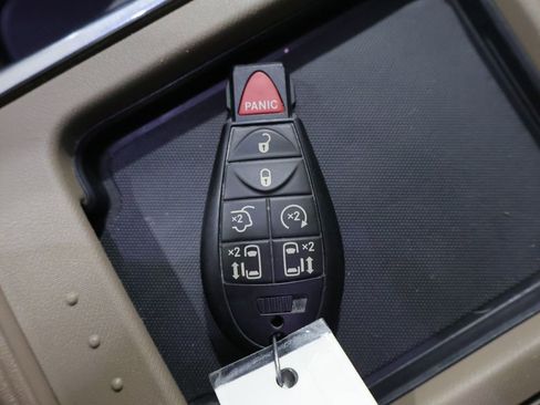 Used 2015 Chrysler Town & Country Touring w/ Driver Convenience Group FWD image 28