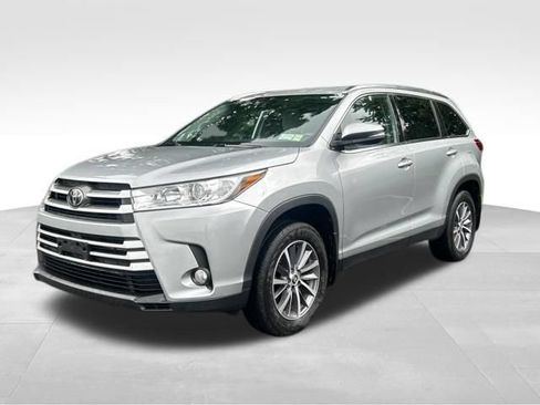 Used 2019 Toyota Highlander XLE AWD/4WD image 1
