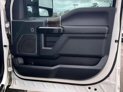 Used 2022 Ford F250 Lariat w/ Black Appearance Package image 27