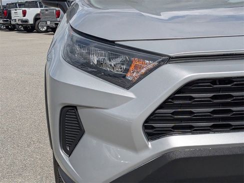Used 2019 Toyota RAV4 LE image 10