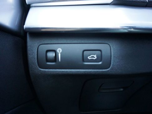 Used 2017 Volvo XC90 T5 Momentum w/ Convenience Package image 31