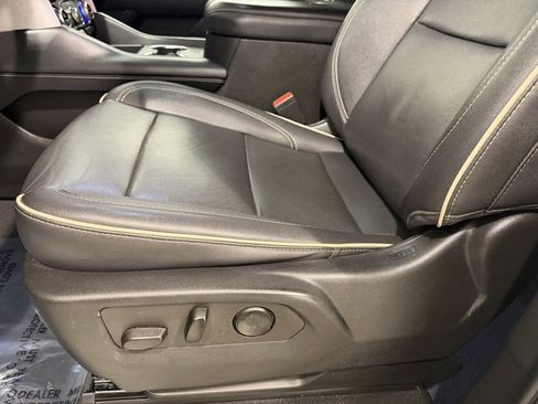 Used 2022 GMC Yukon SLT w/ SLT Luxury Package image 10