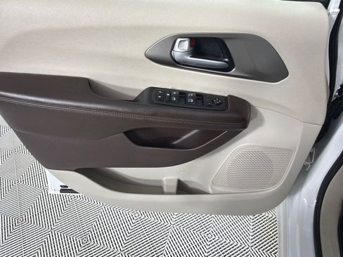 Used 2018 Chrysler Pacifica Touring-L FWD image 10