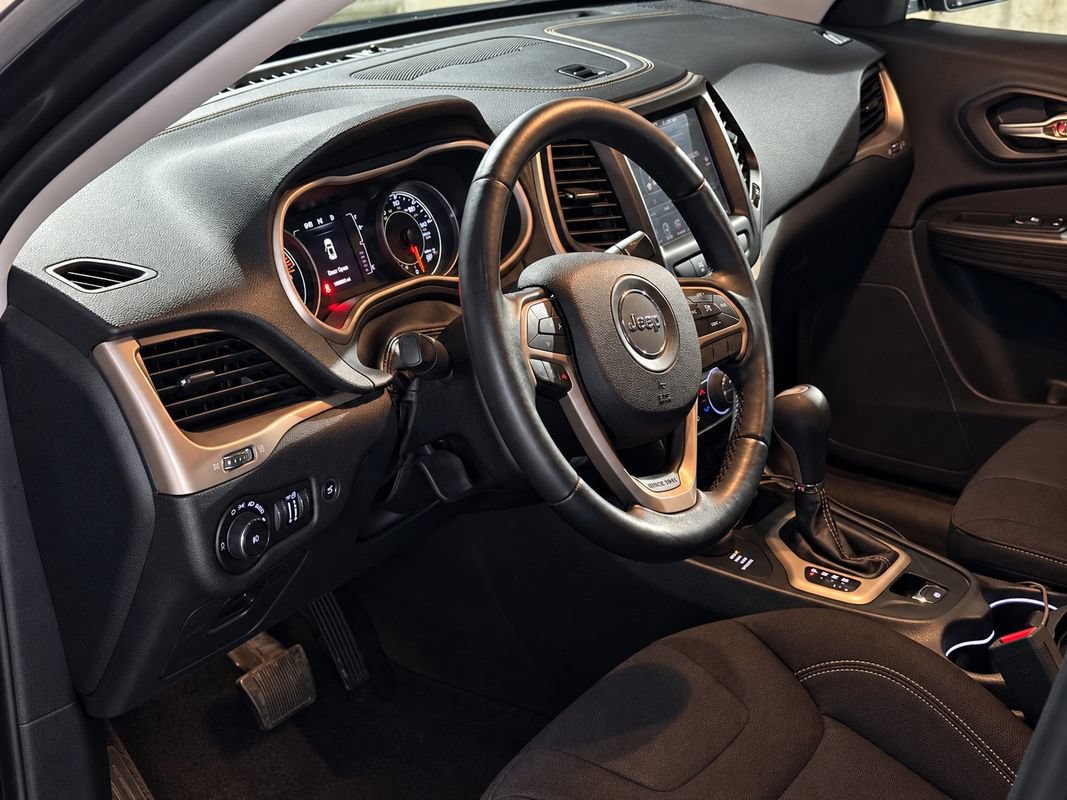 Used 2016 Jeep Cherokee Latitude w/ Comfort/Convenience Group AWD/4WD image 4
