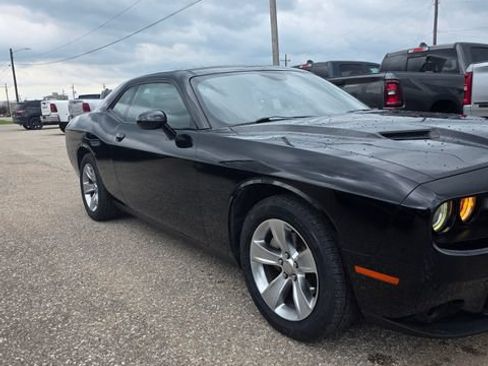 Used 2021 Dodge Challenger SXT RWD image 4