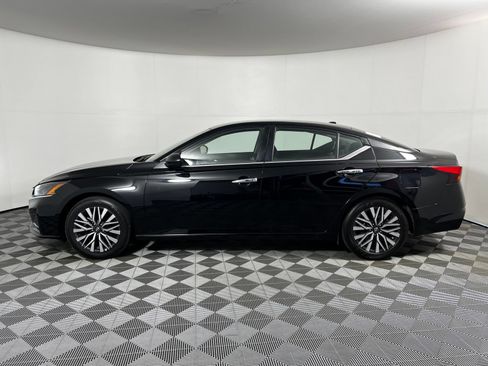 Used 2024 Nissan Altima 2.5 SV FWD image 8