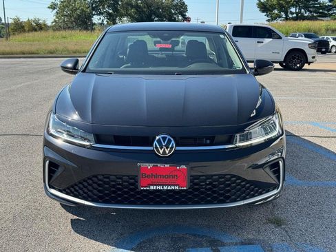 Used 2025 Volkswagen Jetta SE FWD image 12