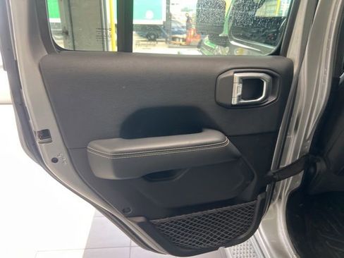 Used 2018 Jeep Wrangler Unlimited Sahara AWD/4WD image 11