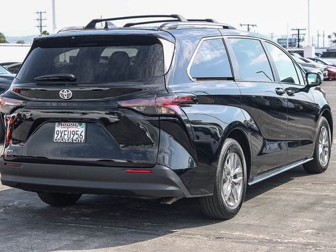 Used 2026 Toyota Sienna LE FWD image 9
