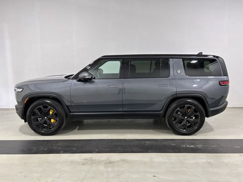 Used 2025 Rivian R1S Premium AWD/4WD image 2