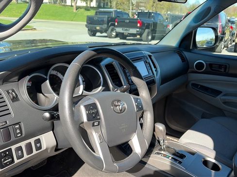 Used 2015 Toyota Tacoma 4x4 Double Cab w/ TRD Sport Package image 32