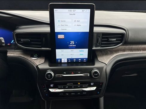 Used 2020 Ford Explorer Platinum w/ Premium Technology Package image 11