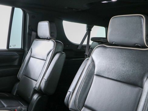 Used 2023 GMC Yukon XL SLT w/ SLT Luxury Package AWD/4WD image 28