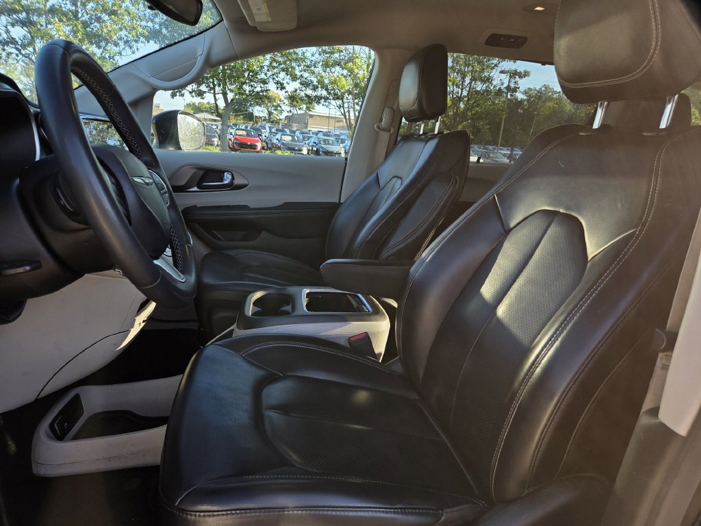 Used 2023 Chrysler Pacifica Touring-L FWD image 14