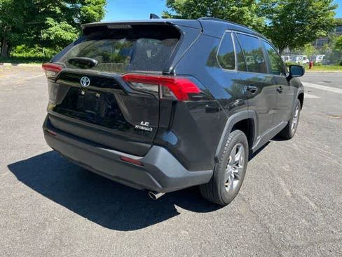 Used 2022 Toyota RAV4 LE AWD/4WD image 4