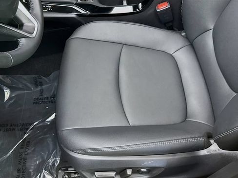 Used 2025 Toyota Corolla Cross XLE w/ Convenience Package FWD image 19