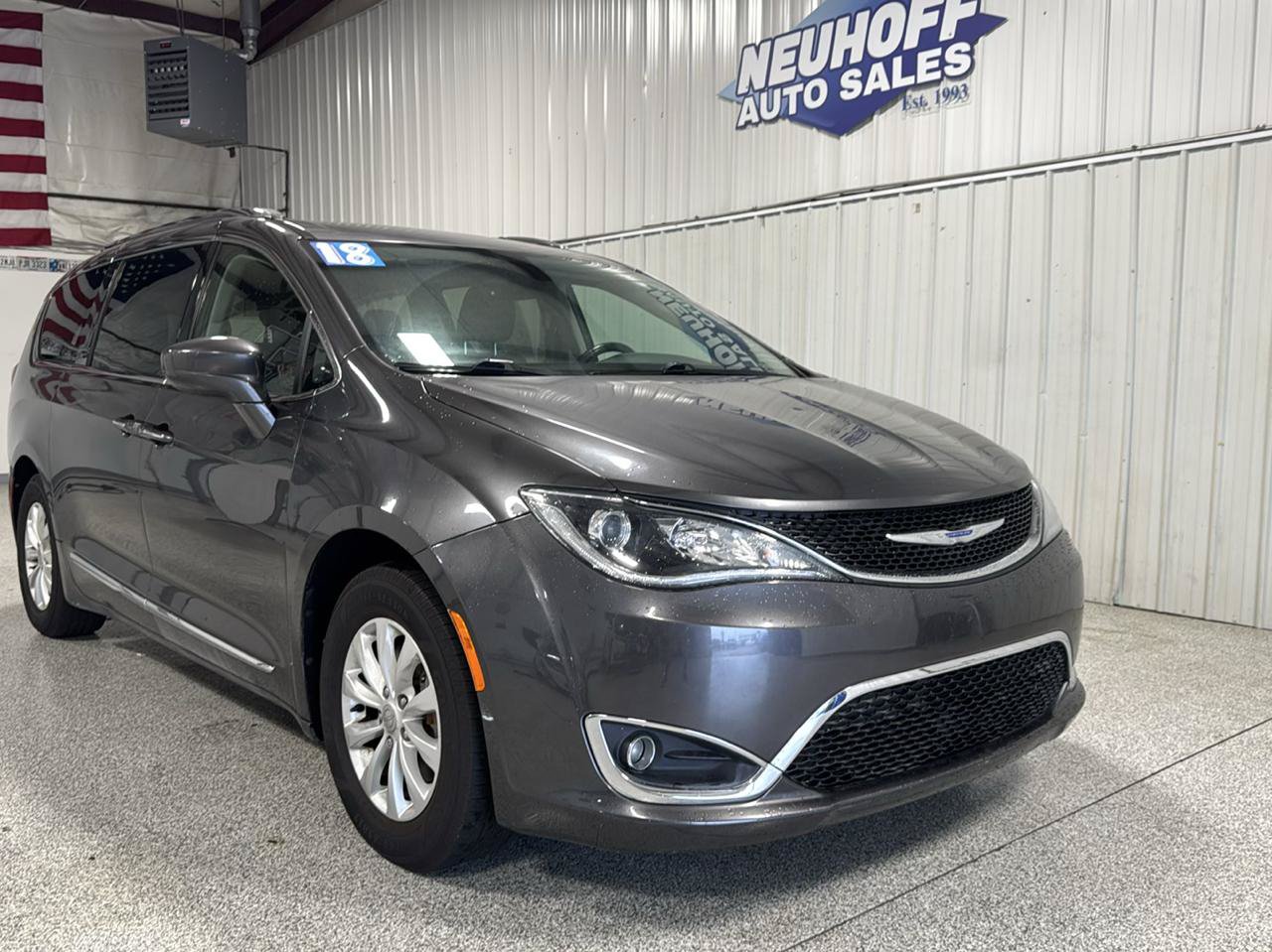 Used 2018 Chrysler Pacifica Touring-L Plus FWD image 2