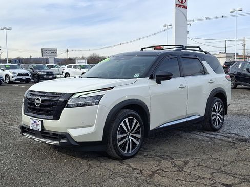 Used 2023 Nissan Pathfinder Platinum image 3