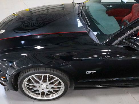 Used 2005 Ford Mustang GT RWD image 9