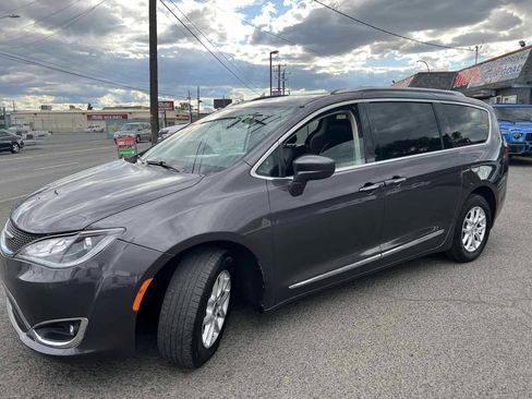 Used 2020 Chrysler Pacifica Touring-L FWD image 3