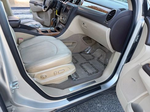 Used 2011 Buick Enclave CXL image 22