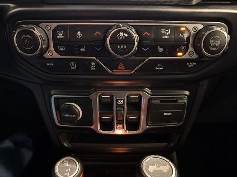 Used 2022 Jeep Wrangler Unlimited Sahara w/ Cold Weather Group AWD/4WD image 11