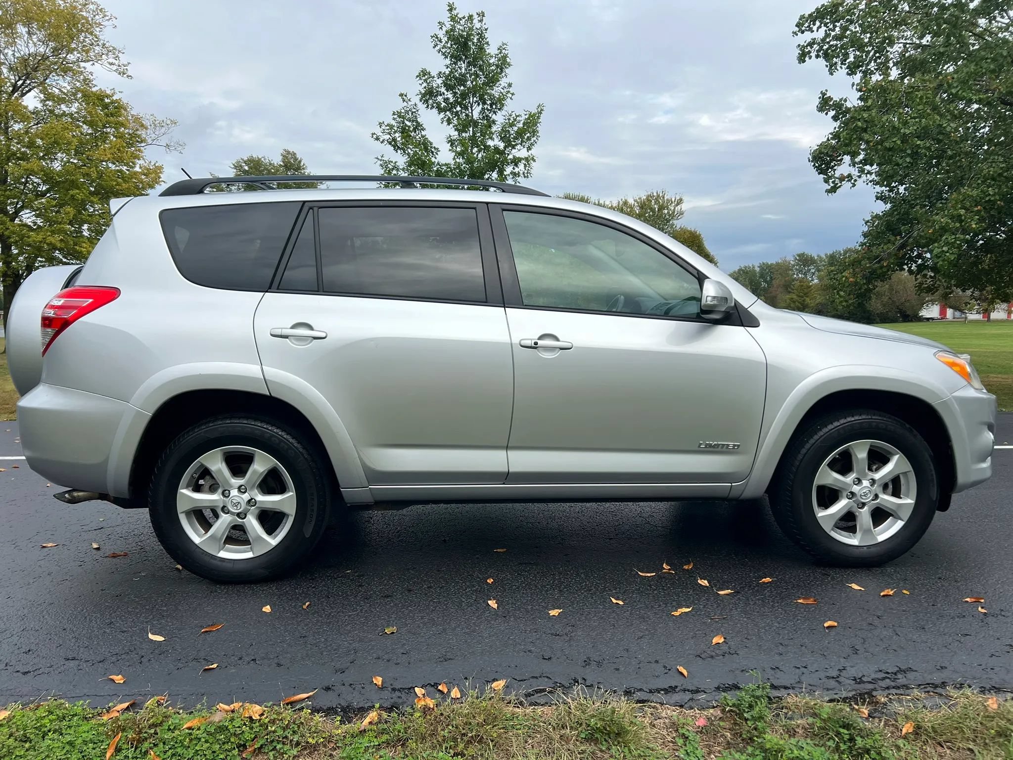 Used 2010 Toyota RAV4 Limited AWD/4WD image 4