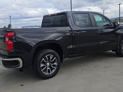 Used 2022 Chevrolet Silverado 1500 LT RWD image 2