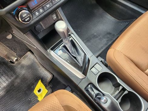 Used 2015 Toyota Corolla LE FWD image 19