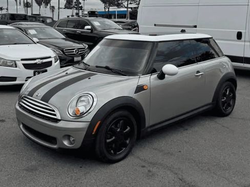 Used 2010 MINI Cooper Hardtop FWD image 2