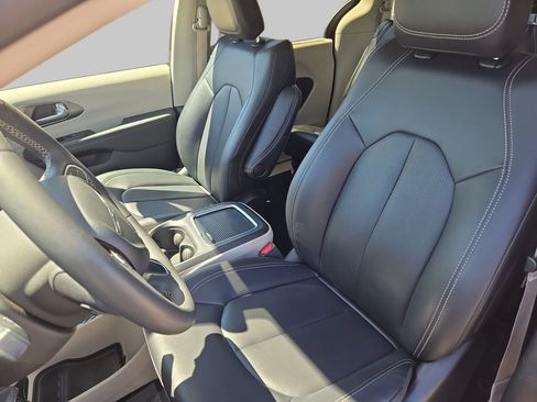 Used 2024 Chrysler Pacifica Touring-L FWD image 18