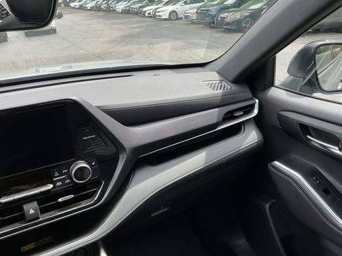 Used 2025 Toyota Highlander XSE AWD/4WD image 33
