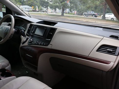 Used 2012 Toyota Sienna XLE image 17