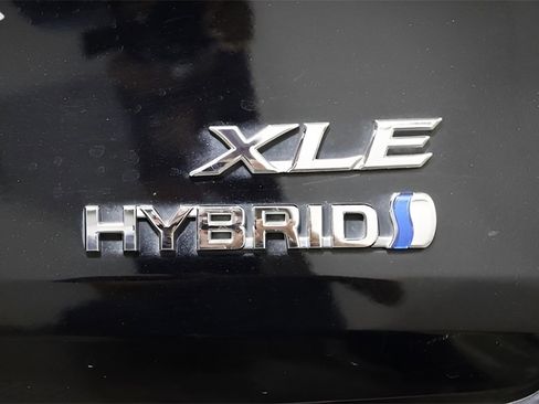 Used 2022 Toyota Sienna XLE image 10