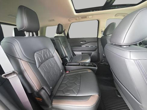 New 2026 Nissan Pathfinder Platinum AWD/4WD image 9