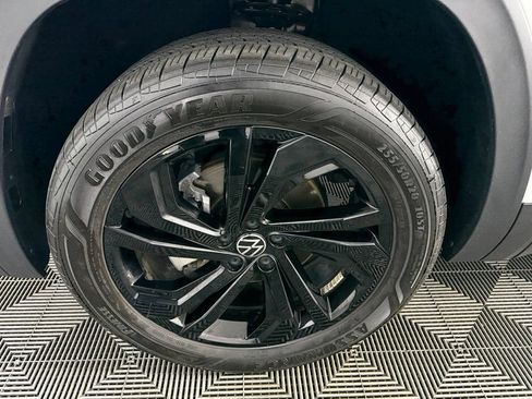 Used 2023 Volkswagen Atlas SE w/ Black Wheel Package FWD image 12