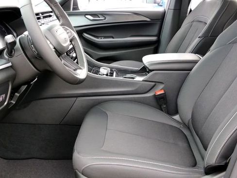 New 2025 Jeep Grand Cherokee L Laredo image 9