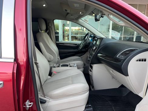 Used 2013 Chrysler Town & Country Touring image 19