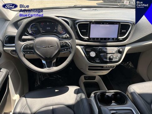 Used 2024 Chrysler Pacifica Limited FWD image 9