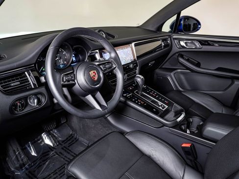 Certified 2025 Porsche Macan image 4