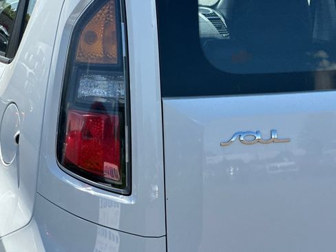 Used 2011 Kia Soul FWD image 25