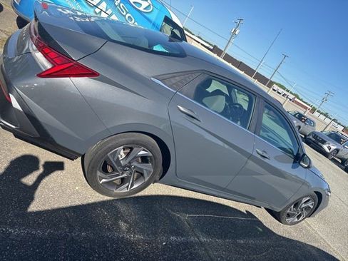 Used 2024 Hyundai Elantra SEL w/ Convenience Package FWD image 2